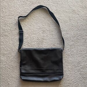 Kenneth Cole Reaction Black Messenger Bag